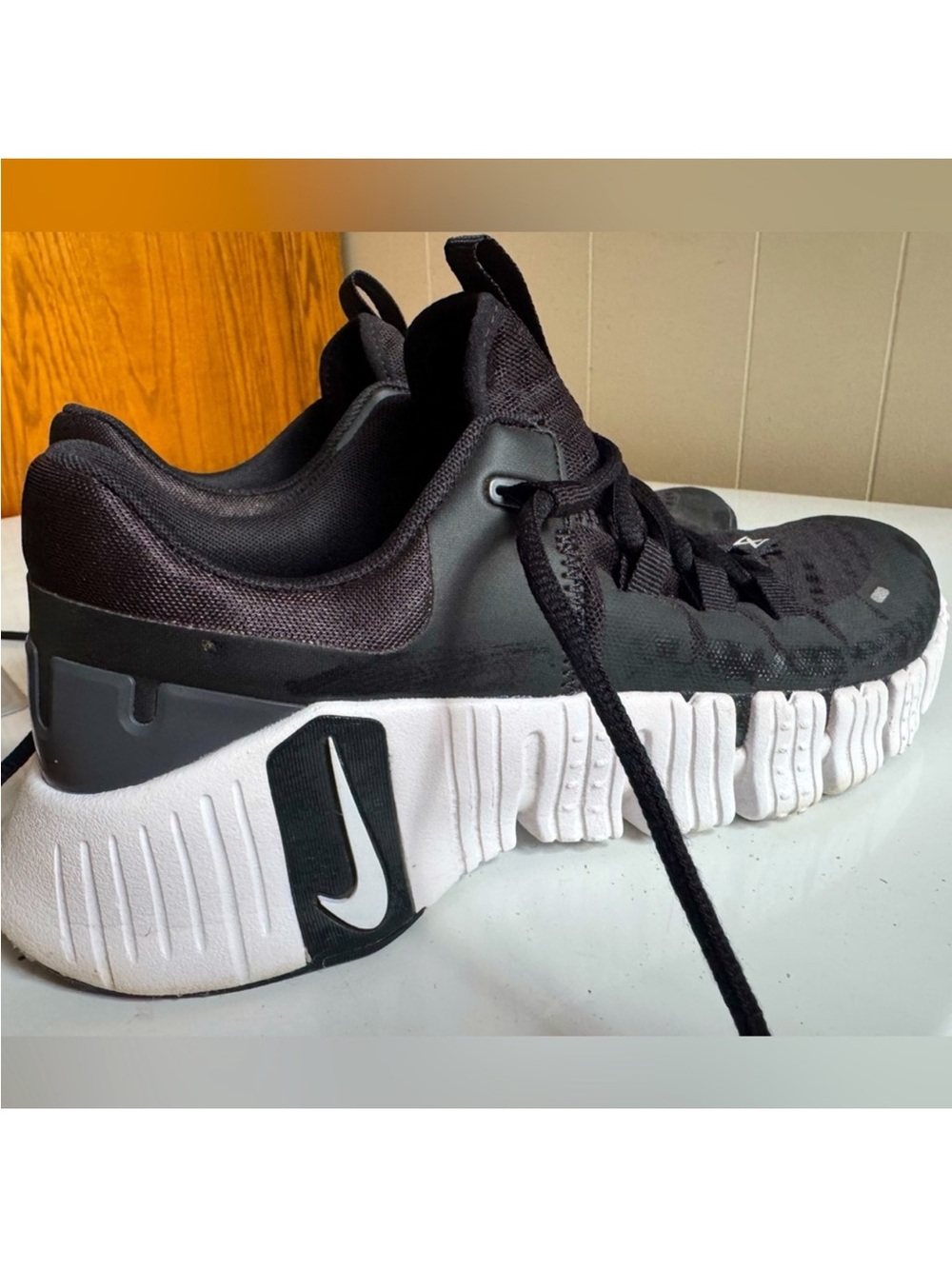 Nike metcon5 size 8.5 women black/white